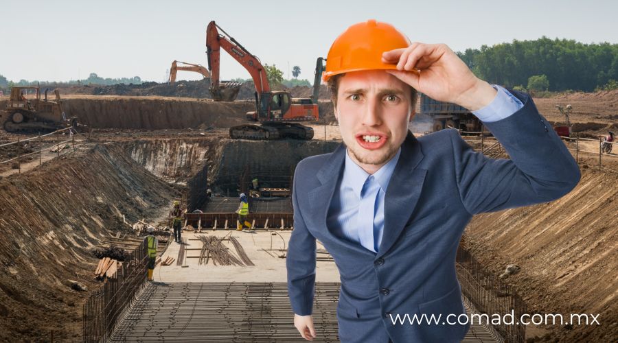 Ingenieros revisando una fe de erratas en licitación pública de obra, con documentos y calendarios en mesa de trabajo