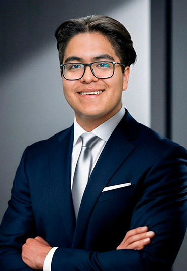 Abogado con práctica enfocada en Derecho de la Construcción, gestión contractual y resolución de controversias en proyectos de infraestructura.