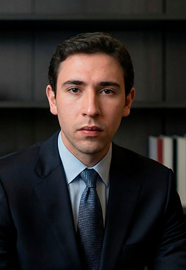 Abogado especializado en Derecho de la Construcción, con experiencia en arbitraje comercial nacional e internacional, litigio estratégico y resolución de controversias en proyectos de infraestructura.