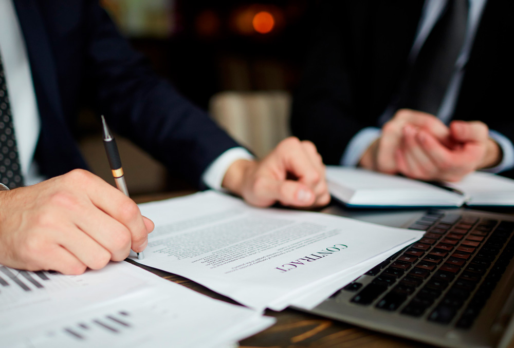 Abogados corporativos de COMAD asesorando en la creación de consorcios y contratos mercantiles en México.