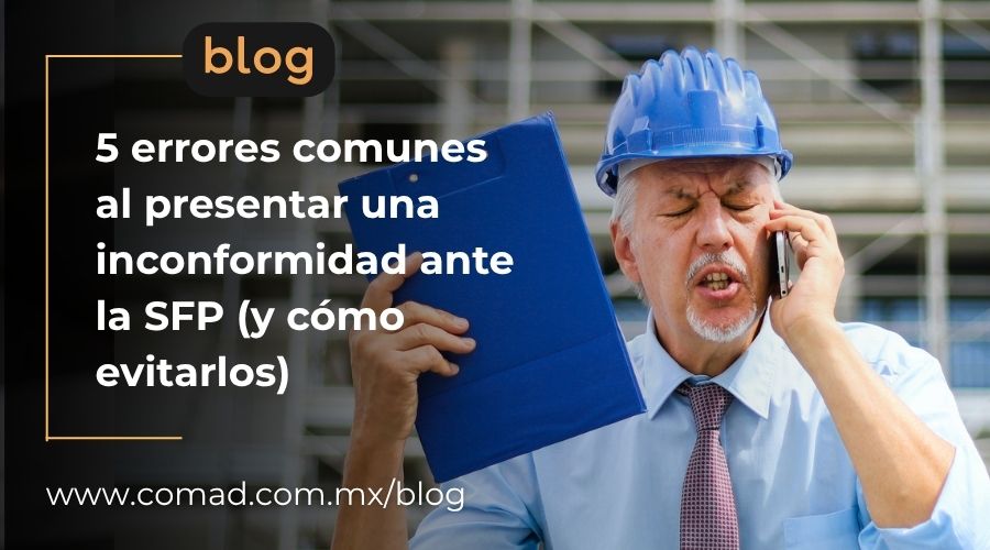 Director jurídico revisando expediente de licitación pública en México